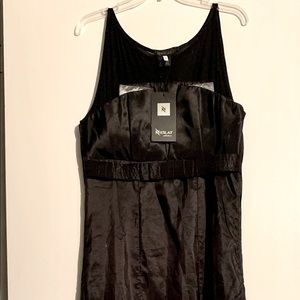 Beautiful dress never worn, no pets no smoke home.